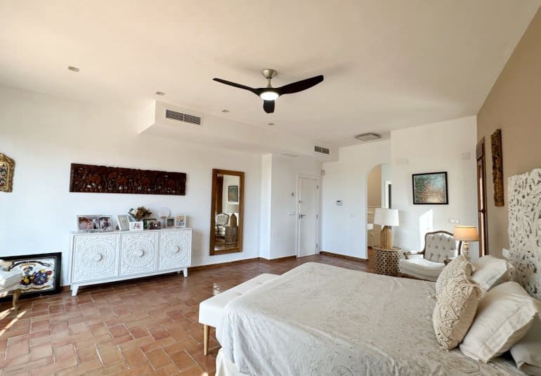 7 bedroom Villa for sale in Dehesa de Campoamor with pool - € 1,349,000 (Ref: 9737809)