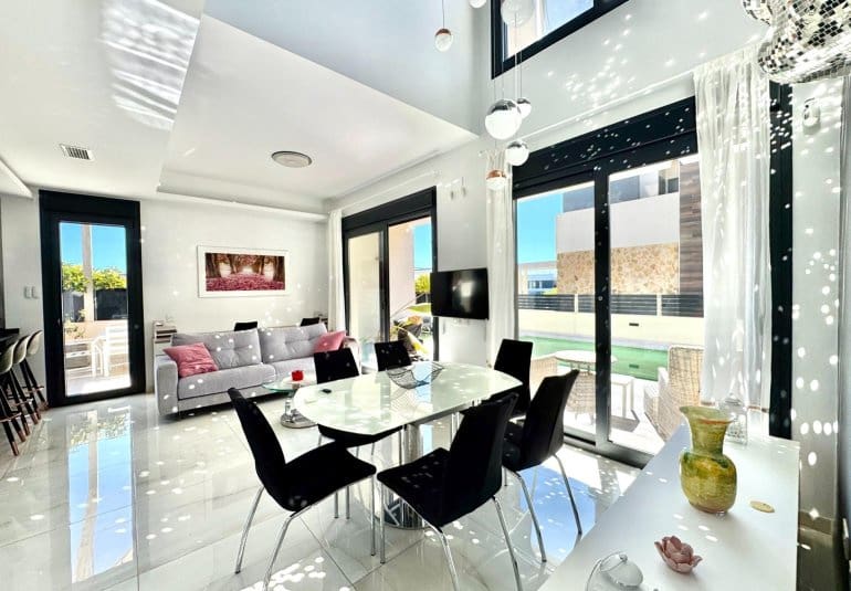 4 bedroom Villa for sale in Orihuela Costa with pool - € 750,000 (Ref: 9737810)