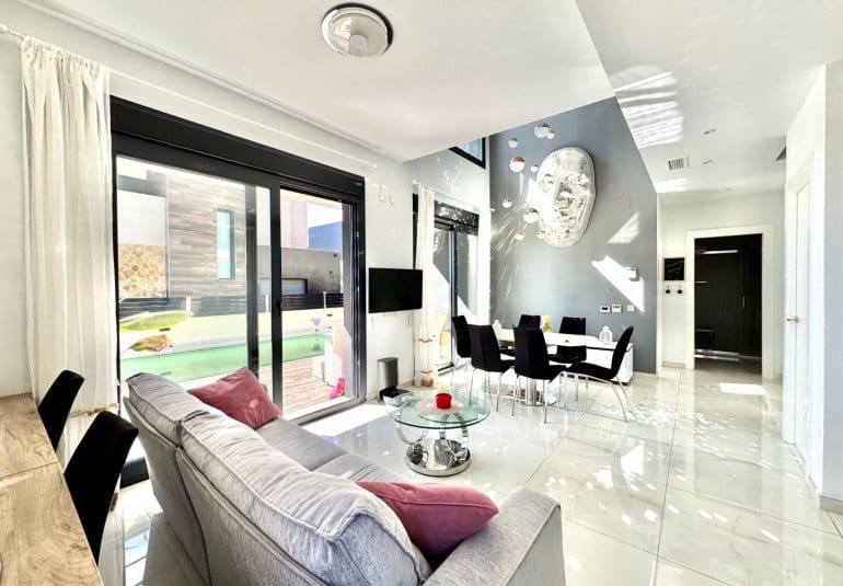 4 bedroom Villa for sale in Orihuela Costa with pool - € 750,000 (Ref: 9737810)