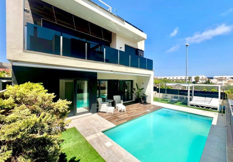 4 bedroom Villa for sale in Orihuela Costa with pool - € 750,000 (Ref: 9737810)