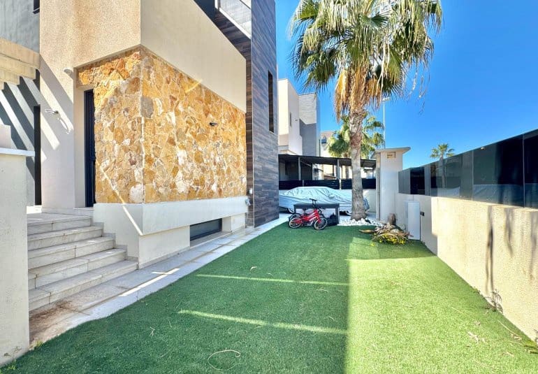 4 bedroom Villa for sale in Orihuela Costa with pool - € 750,000 (Ref: 9737810)