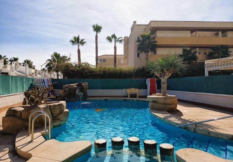 Ático de 2 habitaciones en Cabo Roig en venta con piscina - 219.000 € (Ref: 9737813)