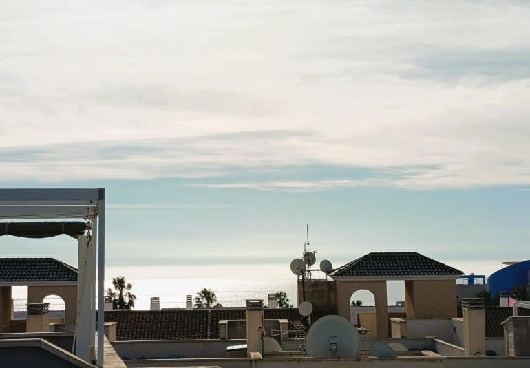 Ático de 2 habitaciones en Cabo Roig en venta con piscina - 219.000 € (Ref: 9737813)