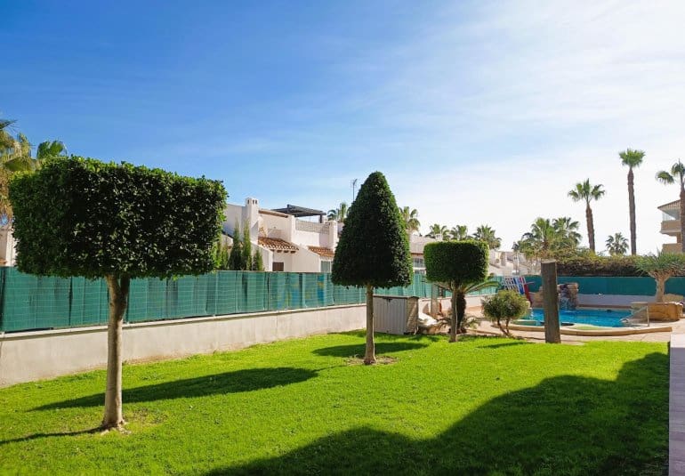 Ático de 2 habitaciones en Cabo Roig en venta con piscina - 219.000 € (Ref: 9737813)