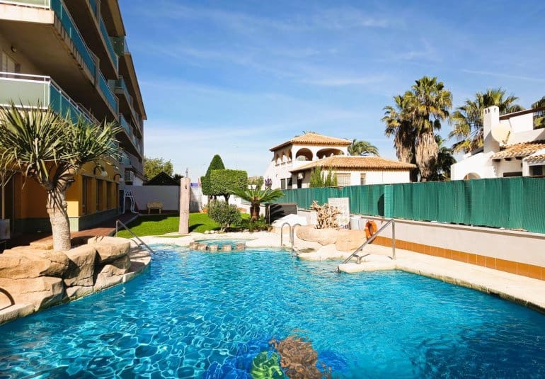 Ático de 2 habitaciones en Cabo Roig en venta con piscina - 219.000 € (Ref: 9737813)