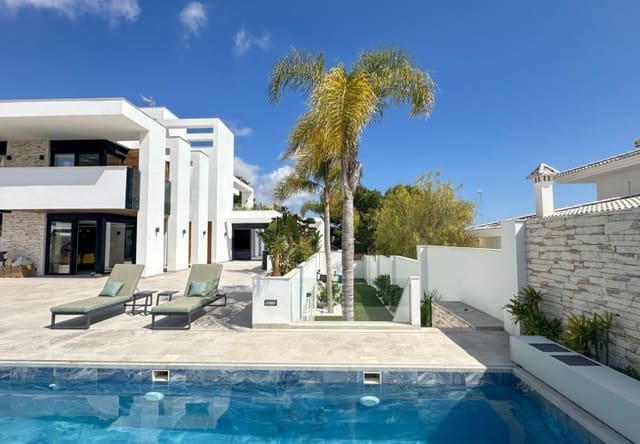 Chalet de 4 habitaciones en Villamartin, Orihuela en venta con piscina - 2.950.000 € (Ref: 9737816)