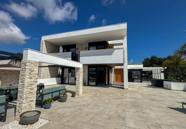 Chalet de 4 habitaciones en Villamartin, Orihuela en venta con piscina - 2.950.000 € (Ref: 9737816)