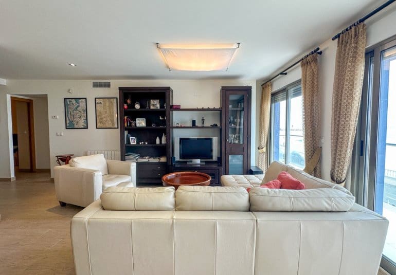 4 Zimmer Apartment zu verkaufen in Torrevieja mit Pool - 680.000 € (Ref: 9737817)