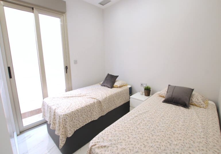 Chalet de 3 habitaciones en Villamartin en venta con piscina - 365.000 € (Ref: 9737818)