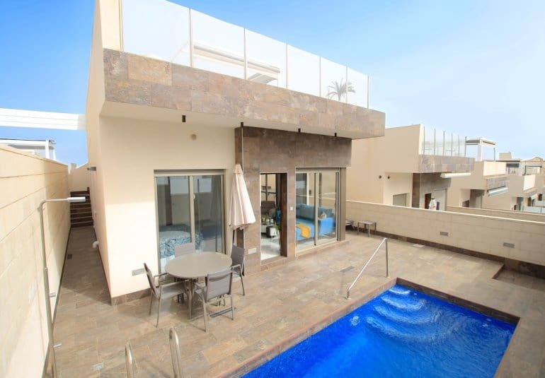 Chalet de 3 habitaciones en Villamartin en venta con piscina - 365.000 € (Ref: 9737818)