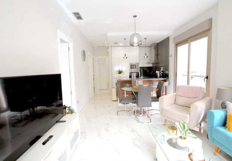 Chalet de 3 habitaciones en Villamartin en venta con piscina - 365.000 € (Ref: 9737818)