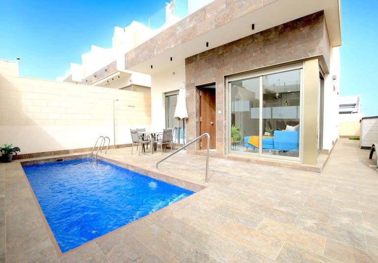 Chalet de 3 habitaciones en Villamartin en venta con piscina - 365.000 € (Ref: 9737818)