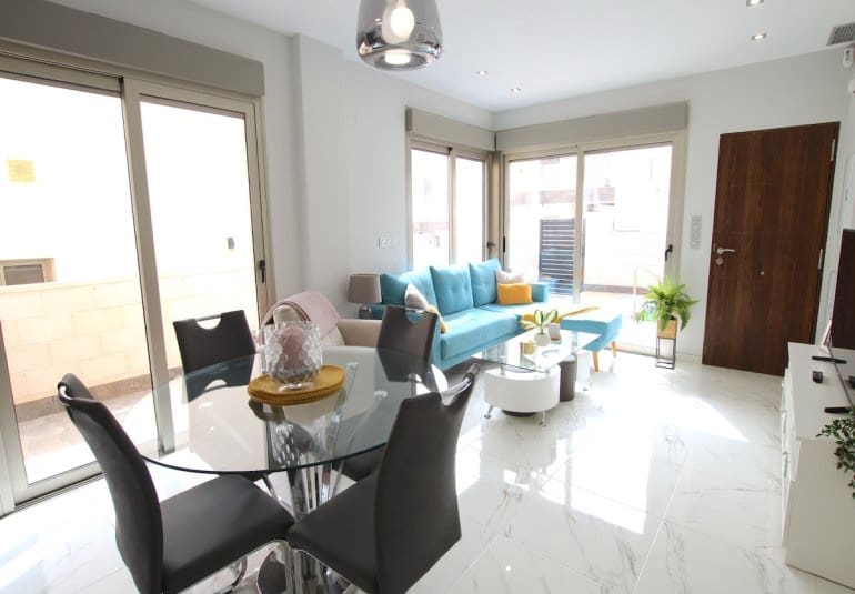 Chalet de 3 habitaciones en Villamartin en venta con piscina - 365.000 € (Ref: 9737818)