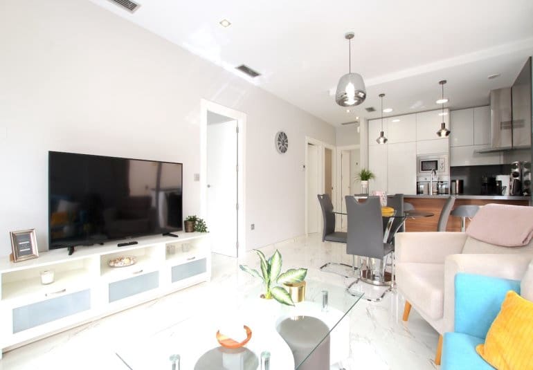 Chalet de 3 habitaciones en Villamartin en venta con piscina - 365.000 € (Ref: 9737818)