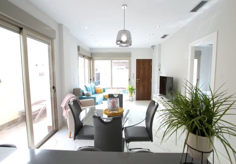 Chalet de 3 habitaciones en Villamartin en venta con piscina - 365.000 € (Ref: 9737818)