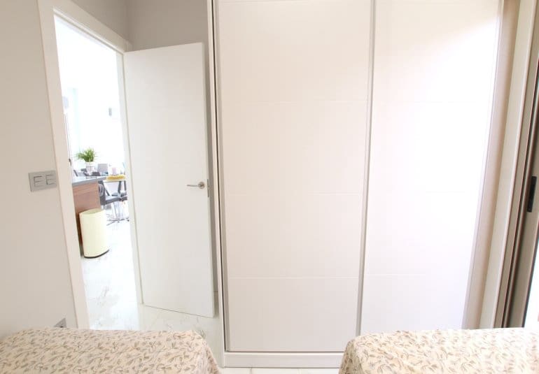 Chalet de 3 habitaciones en Villamartin en venta con piscina - 365.000 € (Ref: 9737818)