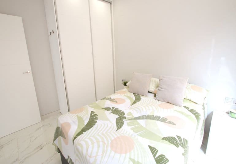 Chalet de 3 habitaciones en Villamartin en venta con piscina - 365.000 € (Ref: 9737818)