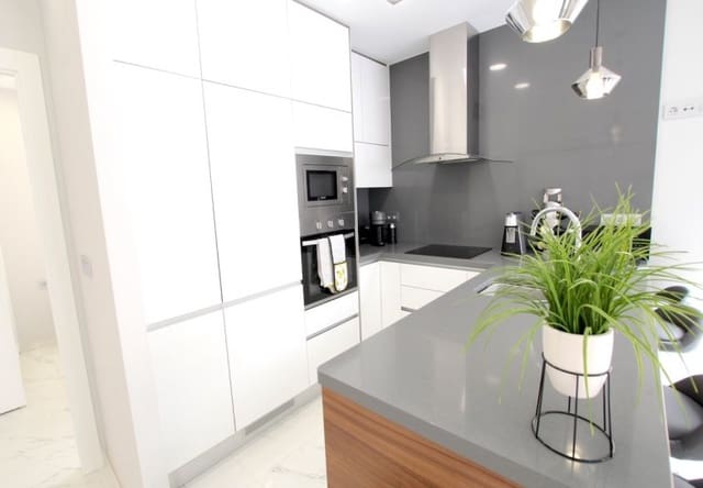 Chalet de 3 habitaciones en Villamartin, Orihuela en venta con piscina - 365.000 € (Ref: 9737818)