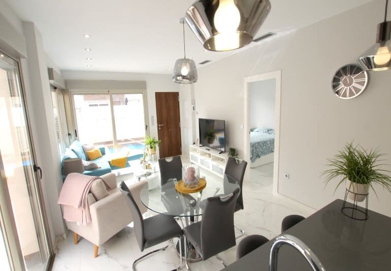 Chalet de 3 habitaciones en Villamartin en venta con piscina - 365.000 € (Ref: 9737818)