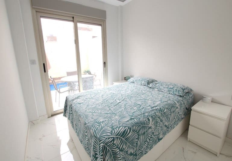 Chalet de 3 habitaciones en Villamartin en venta con piscina - 365.000 € (Ref: 9737818)