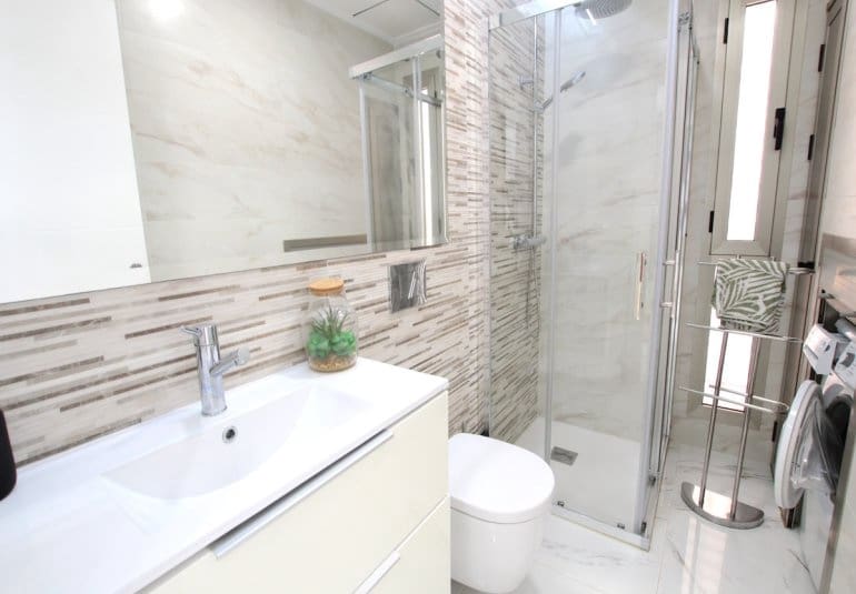 Chalet de 3 habitaciones en Villamartin en venta con piscina - 365.000 € (Ref: 9737818)