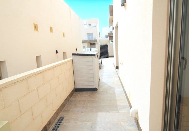 Chalet de 3 habitaciones en Villamartin en venta con piscina - 365.000 € (Ref: 9737818)