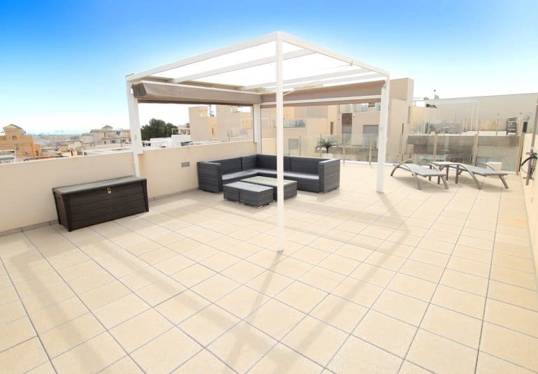 Chalet de 3 habitaciones en Villamartin en venta con piscina - 365.000 € (Ref: 9737818)