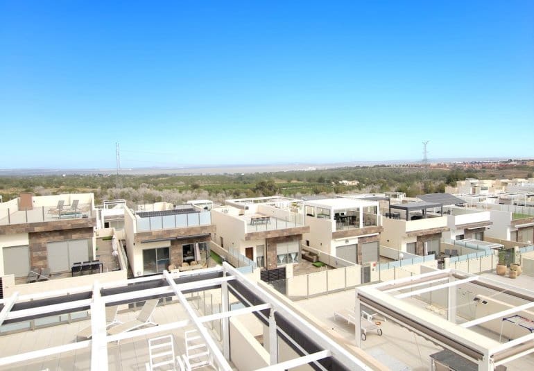 Chalet de 3 habitaciones en Villamartin en venta con piscina - 365.000 € (Ref: 9737818)