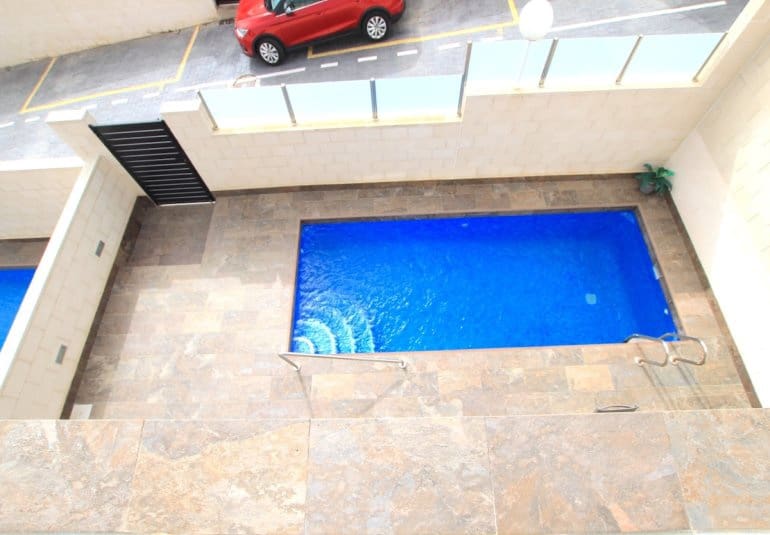 Chalet de 3 habitaciones en Villamartin en venta con piscina - 365.000 € (Ref: 9737818)