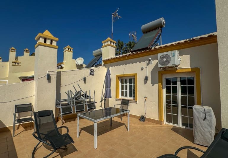 Apartamento de 3 habitaciones en Villamartin en venta con piscina - 319.000 € (Ref: 9737820)