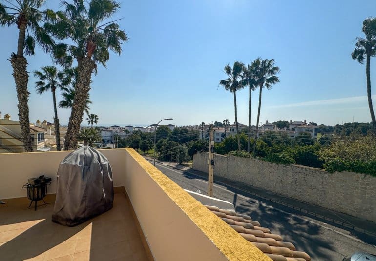 Apartamento de 3 habitaciones en Villamartin en venta con piscina - 319.000 € (Ref: 9737820)