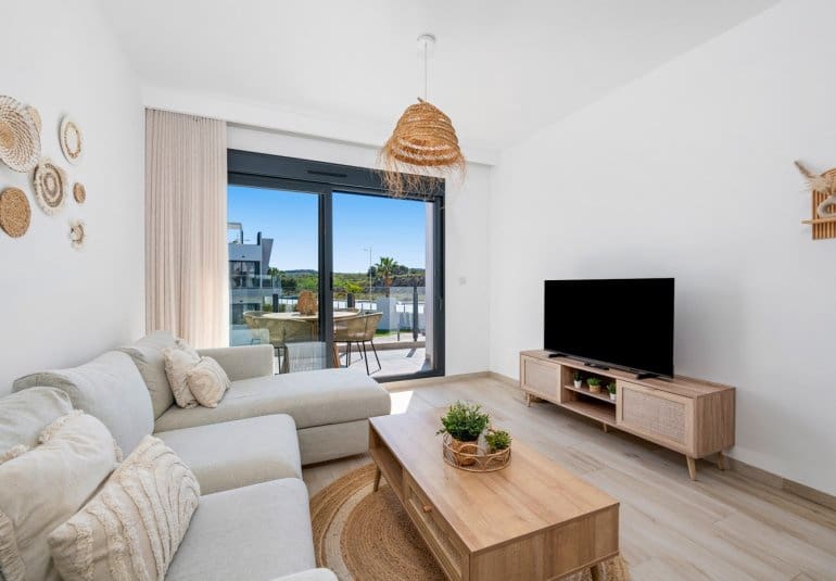 Apartamento de 2 habitaciones en San Miguel de Salinas en venta con piscina - 259.950 € (Ref: 9737821)