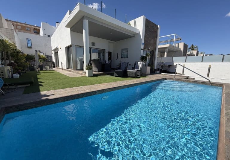 Chalet de 3 habitaciones en Villamartin en venta con piscina - 460.000 € (Ref: 9737822)