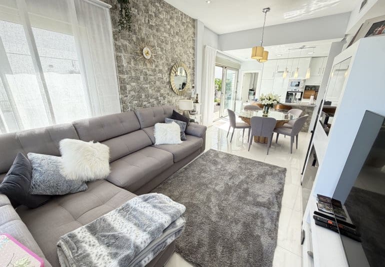 Chalet de 3 habitaciones en Villamartin en venta con piscina - 460.000 € (Ref: 9737822)