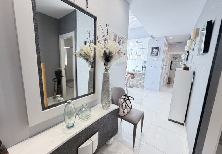 Chalet de 3 habitaciones en Villamartin en venta con piscina - 460.000 € (Ref: 9737822)