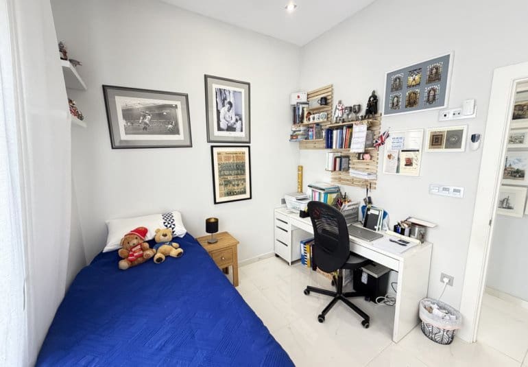 Chalet de 3 habitaciones en Villamartin en venta con piscina - 460.000 € (Ref: 9737822)