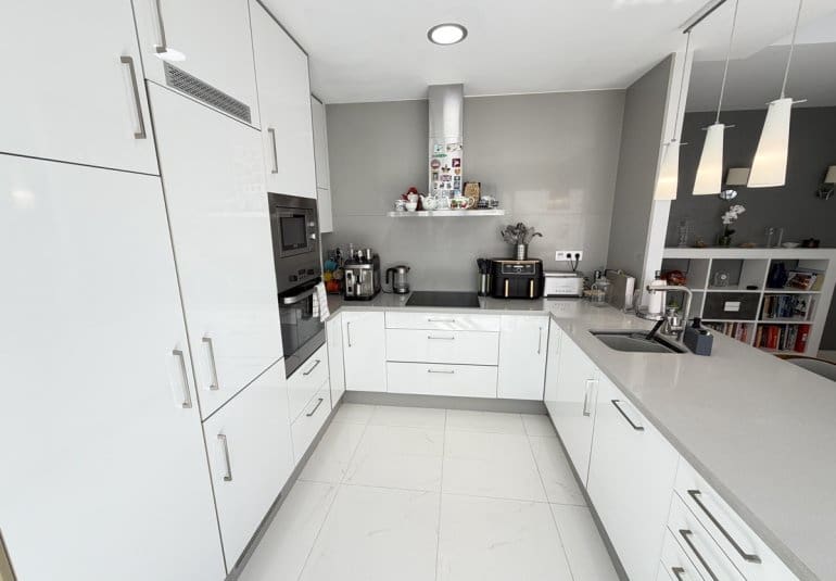 Chalet de 3 habitaciones en Villamartin en venta con piscina - 460.000 € (Ref: 9737822)