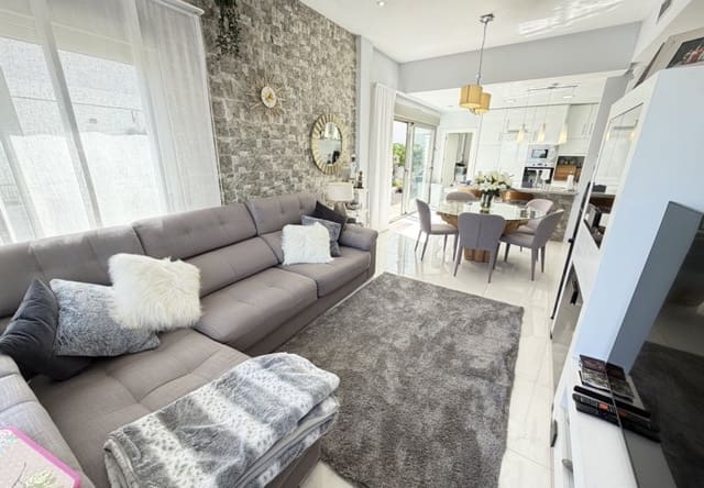 Chalet de 3 habitaciones en Villamartin, Orihuela en venta con piscina - 460.000 € (Ref: 9737822)