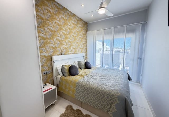 Chalet de 3 habitaciones en Villamartin, Orihuela en venta con piscina - 460.000 € (Ref: 9737822)