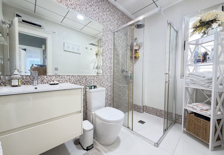 Chalet de 3 habitaciones en Villamartin en venta con piscina - 460.000 € (Ref: 9737822)