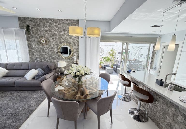 Chalet de 3 habitaciones en Villamartin en venta con piscina - 460.000 € (Ref: 9737822)