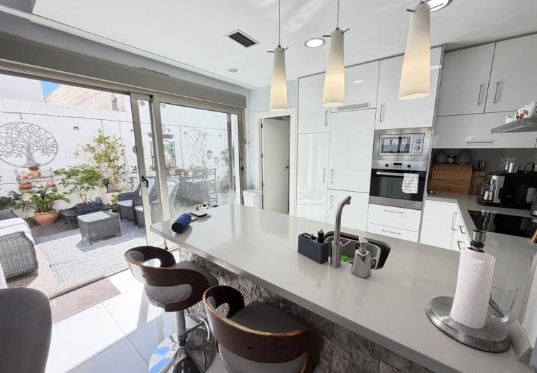 Chalet de 3 habitaciones en Villamartin en venta con piscina - 460.000 € (Ref: 9737822)