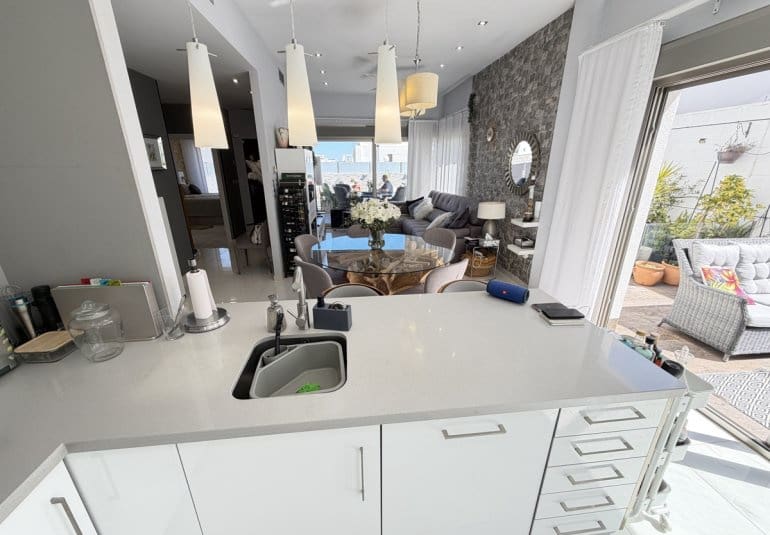 Chalet de 3 habitaciones en Villamartin en venta con piscina - 460.000 € (Ref: 9737822)