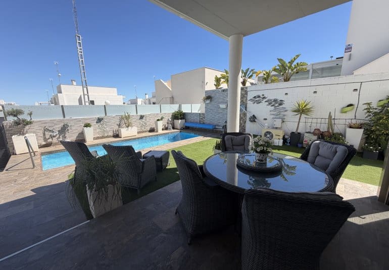 Chalet de 3 habitaciones en Villamartin en venta con piscina - 460.000 € (Ref: 9737822)