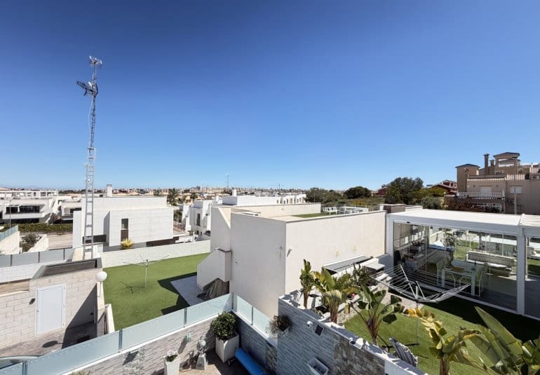 Chalet de 3 habitaciones en Villamartin en venta con piscina - 460.000 € (Ref: 9737822)