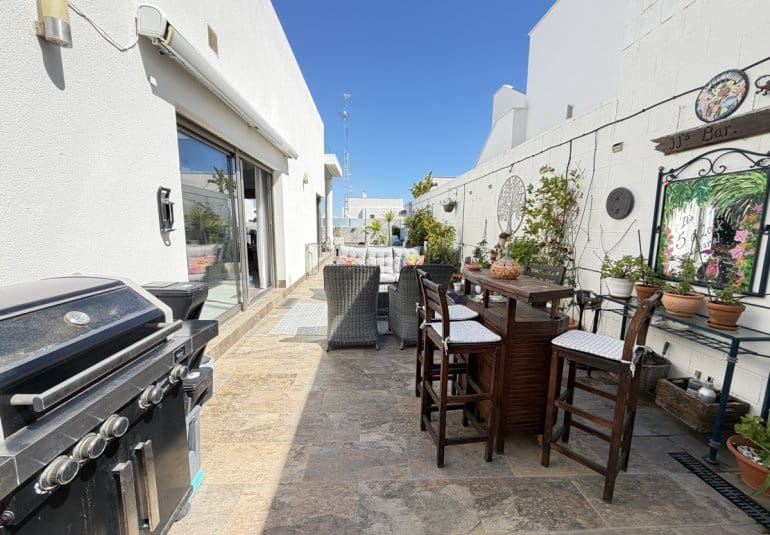 Chalet de 3 habitaciones en Villamartin en venta con piscina - 460.000 € (Ref: 9737822)