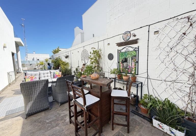 Chalet de 3 habitaciones en Villamartin en venta con piscina - 460.000 € (Ref: 9737822)