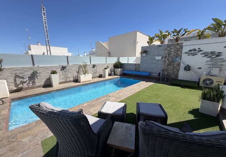 Chalet de 3 habitaciones en Villamartin en venta con piscina - 460.000 € (Ref: 9737822)