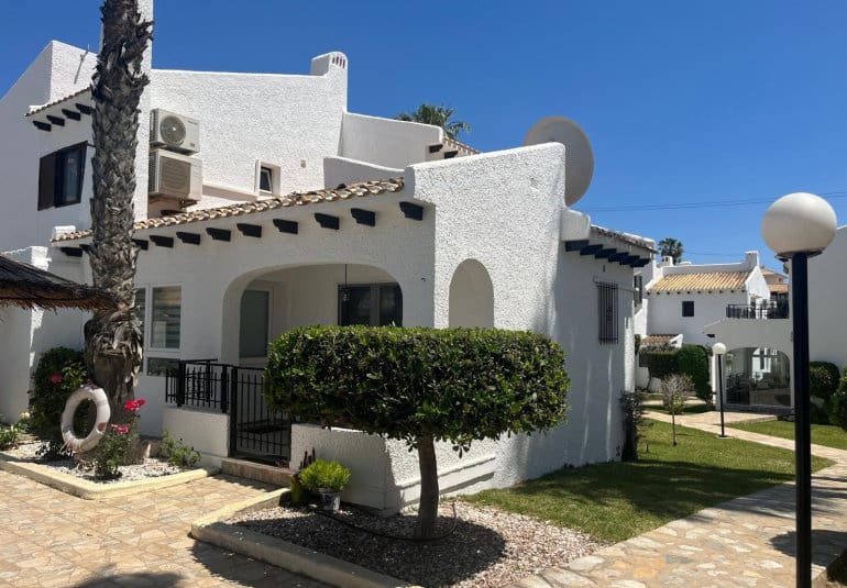 2 bedroom Townhouse for sale in Cabo Roig with pool - € 269,000 (Ref: 9737827)