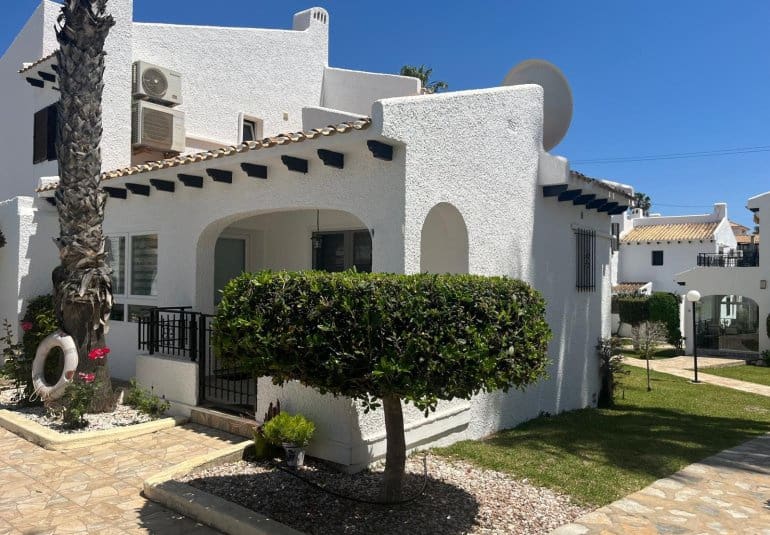 2 bedroom Townhouse for sale in Cabo Roig with pool - € 269,000 (Ref: 9737827)